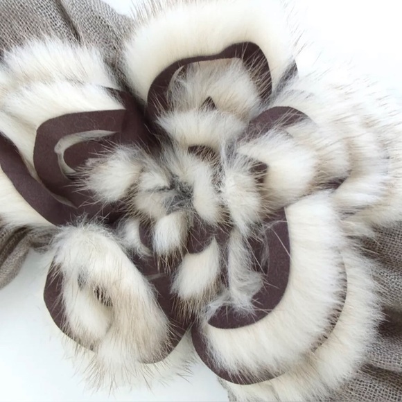 FENDI Sellaria Flower Fur Stall Cashmere/Silk Blend Scarf - Picture 4 of 16